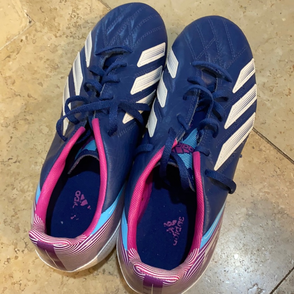 Adidas soccer cleat - like new